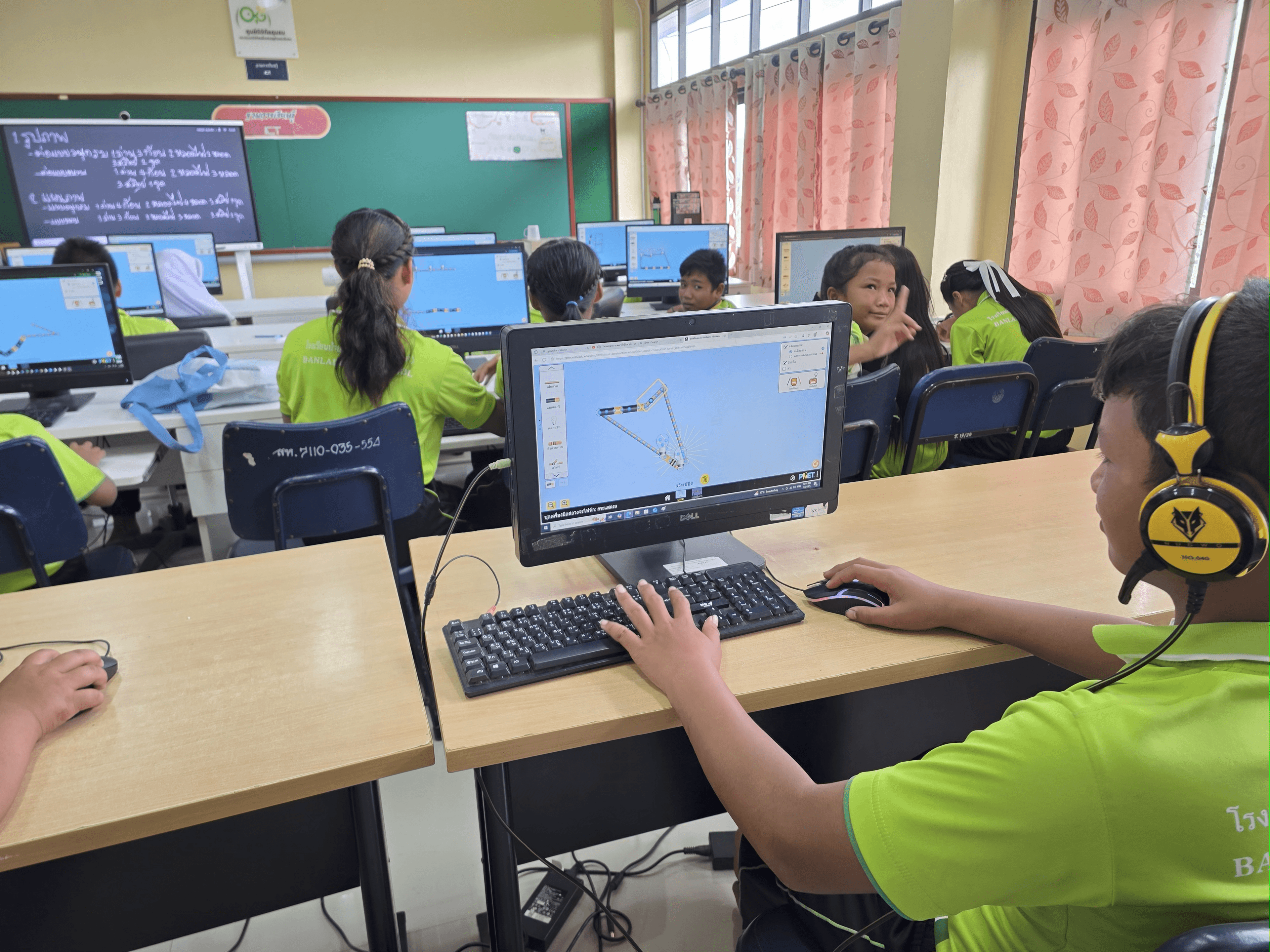 การใช้ Web Simulation ในการสอนต่อวงจรไฟฟ้า เพื่อให้ผู้เรียนได้ลงมือปฏิบัติ, ทดลอง, และเข้าใจแนวคิดที่ซับซ้อนได้อย่างปลอดภัย