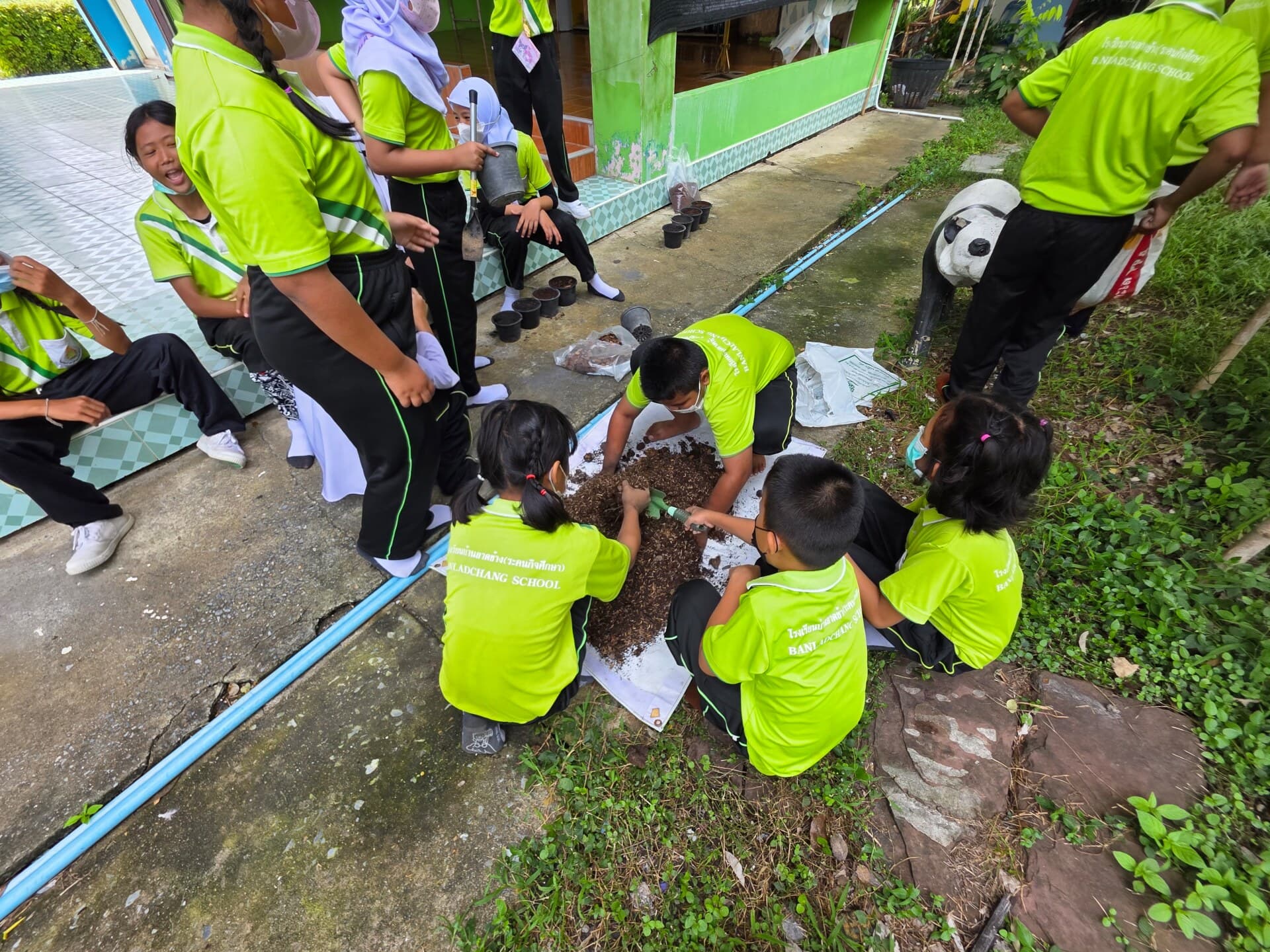 การจัดกิจกรรมการเรียนรู้นอกห้องเรียนเพื่อให้ผู้เรียนได้สัมผัสกับธรรมชาติจริง